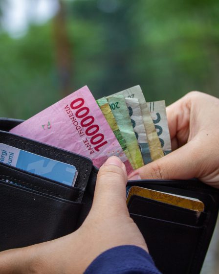 uang rupiah di dompet