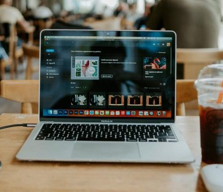 work remotely in a cafe