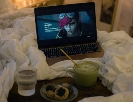 https://unsplash.com/photos/a-laptop-computer-sitting-on-top-of-a-bed-AevzqxTimS0?utm_content=creditShareLink&utm_medium=referral&utm_source=unsplash