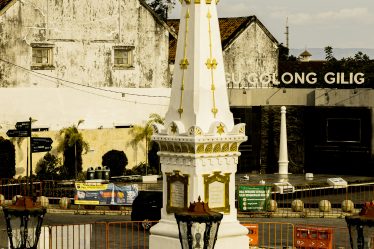 https://unsplash.com/photos/a-white-and-gold-clock-tower-sitting-in-the-middle-of-a-park-XCEmhOITxFQ?utm_content=creditShareLink&utm_medium=referral&utm_source=unsplash