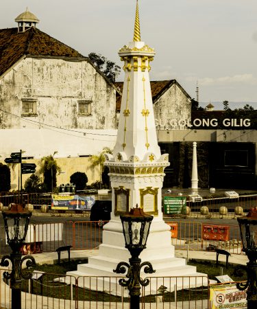 https://unsplash.com/photos/a-white-and-gold-clock-tower-sitting-in-the-middle-of-a-park-XCEmhOITxFQ?utm_content=creditShareLink&utm_medium=referral&utm_source=unsplash
