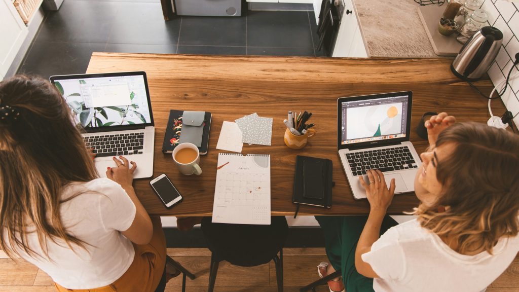 https://unsplash.com/photos/macbook-pro-on-brown-wooden-table-xMjQYjGGJgk?utm_content=creditShareLink&utm_medium=referral&utm_source=unsplash